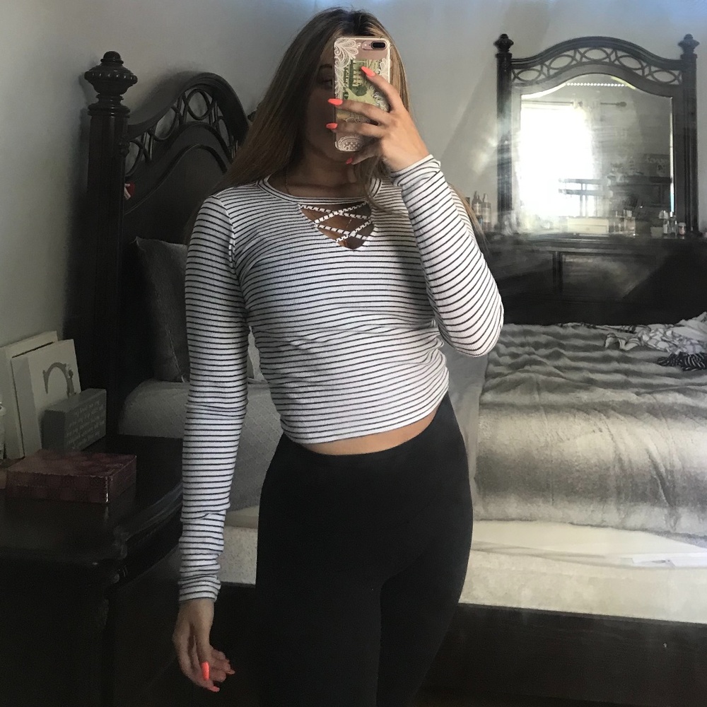 Hollister Black and White Long Sleeve Crop Top